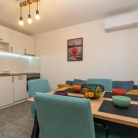 Apartment Small Private House With A Terrace In Trogir