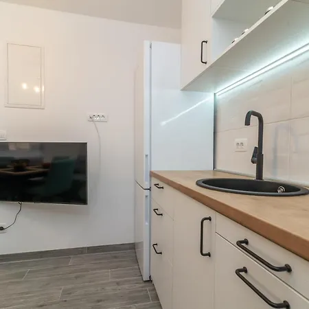 Apartment Small Private House With A Terrace In Trogir